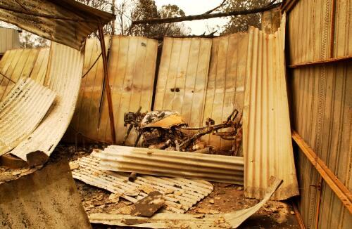 [Garage destroyed by fire in Duffy, Canberra, January 2003, 1] [picture] / Damian McDonald