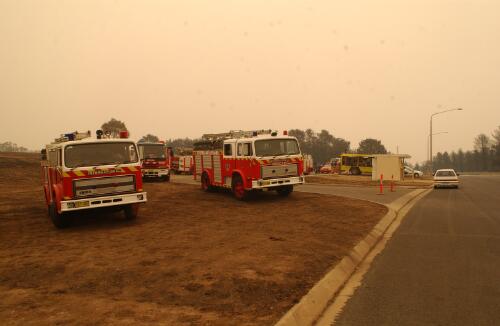 [Fire engines in Duffy, Canberra, January 2003,1] [picture] / Damian McDonald