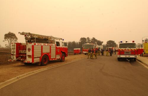 [Fire engines in Duffy, Canberra, January 2003, 2] [picture] / Damian McDonald