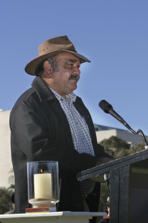 Harold Furber addressing the gathering at the Reconciliation Place opening ceremony, Canberra, 28 May 2004 [picture] / Loui Seselja