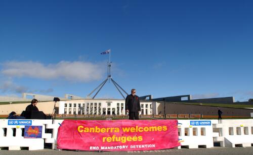 [Dr. Sev Ozdowski, HREOC Human Rights Commissioner, standing in front of Parliament House, with "Canberra welcomes refugees, end mandatory detention" banner during the United Nations World Refugee Day and Field of Hearts event, Canberra, 20 June 2004] [picture] / Loui Seselja