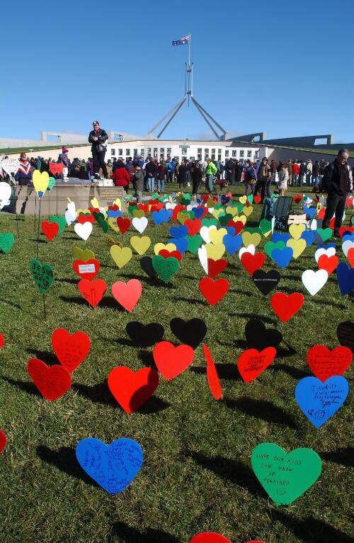 [Section of the field of hearts display and portion of the crowd in front of Parliament House, United Nations World Refugee Day and Field of Hearts event, Canberra, 20 June 2004] [picture] / Loui Seselja