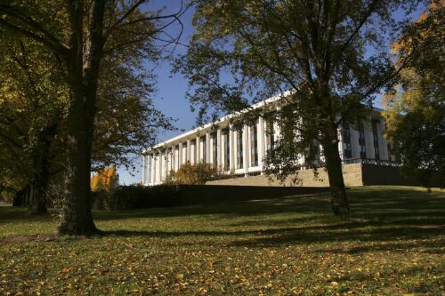 View of the National Library of Australia from the rear of the building, Canberra, 22 October 2004 [picture] / Loui Seselja