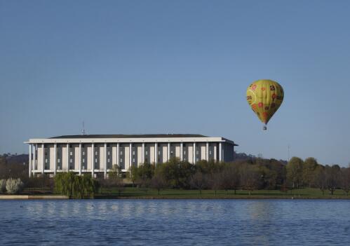 View of the National Library of Australia from the other side of Lake Burley Griffin during a hot air balloon display, Canberra, 22 October 2004 [picture] / Loui Seselja