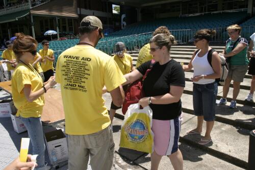 Patrons arriving at the Wave Aid relief concert for victims of the 2004 Boxing Day tsunami, Sydney Cricket Ground, 2005 [picture] / Greg Power