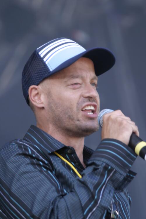 Comedian and media personality, Adam Spencer, at the Wave Aid relief concert for victims of the 2004 Boxing Day tsunami, Sydney Cricket Ground, 2005 [picture] / Greg Power