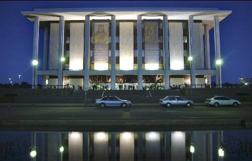 [Front view of the National Library of Australia at dusk during the exhibition Treasures from the World's Great Libraries, Canberra, 2002] [picture] / Loui Seselja