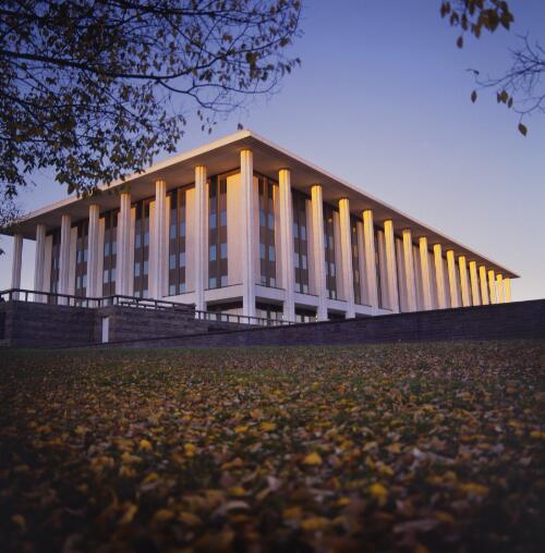[National Library of Australia building, external view, Canberra, 1999] [picture] / Loui Seselja