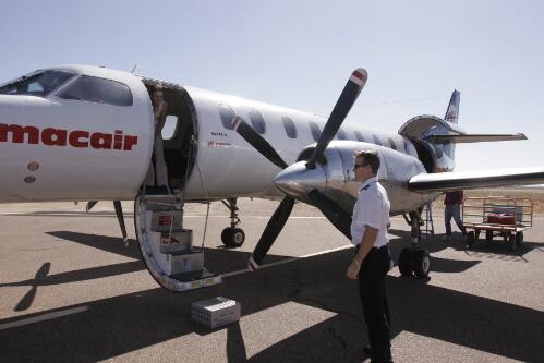 Captain Richard Godden welcomes passengers to Winton, MacAir Airlines' Fairchild Metro VH-UUF Winton Airport, Winton, Queensland, 31 May 2005 [picture] / Loui Seselja