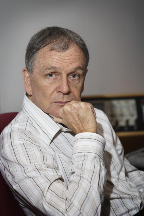 Portrait of Geoff Dixon at the National Library of Australia, 4 May 2006 [picture] / Loui Seselja