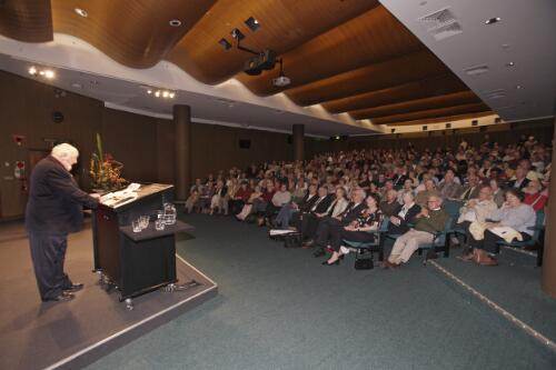 Guest speaker Thomas Keneally at the National Library of Australia, 22 October 2006 [picture] / Loui Seselja