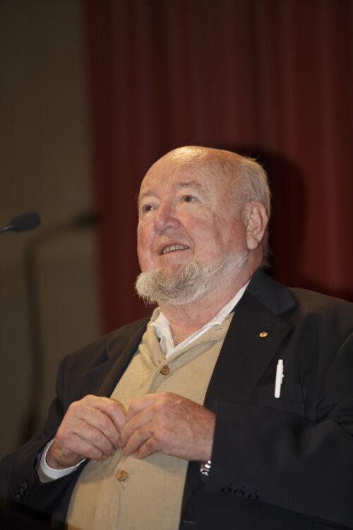 Portrait of Thomas Keneally at the National Library of Australia, 22 October 2006 [picture] / Loui Seselja