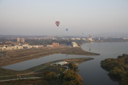 Hot air balloons over the shores of Lake Burley Griffin during the Canberra Balloon Fiesta, Canberra, April 2007 [picture] / Loui Seselja