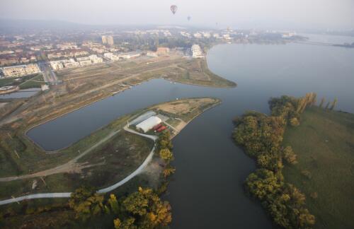 View from a hot air balloon over Kingston Foreshore and Lake Burley Griffin, Canberra, April 2007 [picture] / Loui Seselja