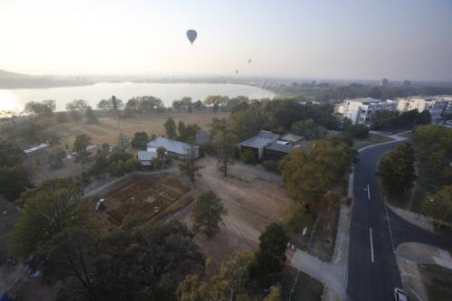 Hot air balloons flying over Lake Burley Griffin during the Canberra Balloon Fiesta, Canberra, April 2007 [picture] / Loui Seselja