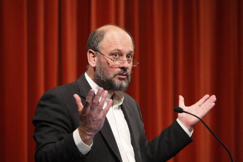 Professor Tim Flannery presenting the 2008 Kenneth Myer Lecture "Climate change: an update to July 2008"  at the National Library of Australia, Canberra, 15 July 2008 [picture] / Sam Cooper