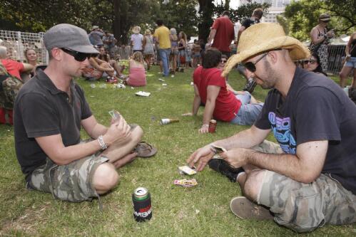 Music fans Ben and Steve relax with a beer and a card game of Uno, The Domain, Sydney, 6 December 2008 [picture] / Greg Power