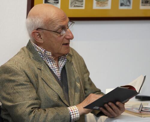 David Malouf reading to guests at the National Library of Australia, 16 August 2009, 1 [picture] / Greg Power