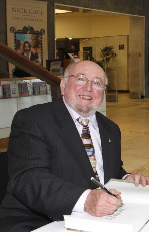 Thomas Keneally signing books at the National Library of Australia, Canberra, 27 August 2009 [picture] / Loui Seselja