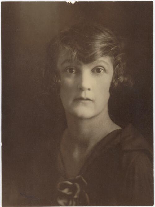 Portrait of Dulcie Deamer [picture] / May Moore