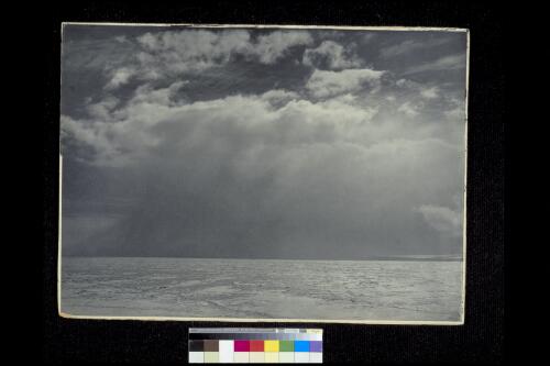 An approaching blizzard [picture] / H.G. Ponting
