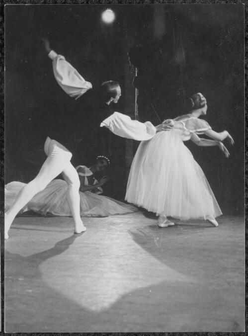 Caj Selling and Janet Karin in Les Sylphides - the Australian Ballet [picture] / Derek S. Duparcq