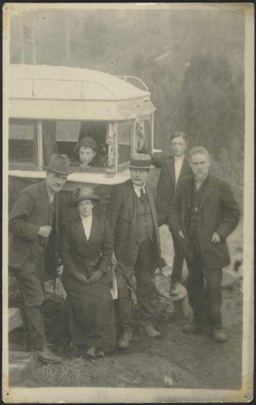 Master Bert Roberts, C.J. Dennis, John Shirlow, Mrs Gunn, Dave Wright, J.G.Roberts, Victoria, ca. 1915 [picture]