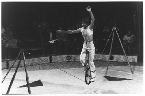 Acrobat Scott Grayland, Flying Fruit Fly Circus, Sydney, September 1982 [picture] / Regis Lansac