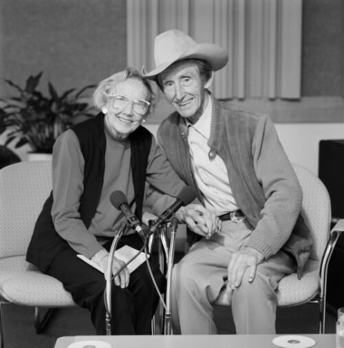 Portrait of Smoky and Dot Dawson at the National Library, 2000 [picture] / Damian McDonald