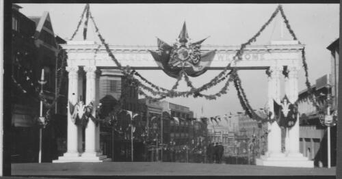 ['Citizens welcome' inscribed across decorated arch in Sydney, during the visit to Sydney of H.R.H. the Prince of Wales, June - July 1920] [picture]