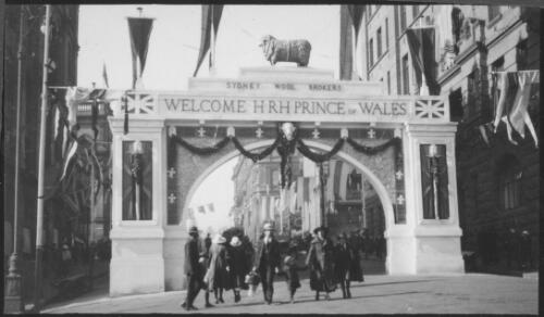 ['Sydney Wool Brokers, welcome H.R.H. Prince of Wales' inscribed across decorated arch during visit of H.R.H. the Prince of Wales to Sydney, June - July 1920] [picture]
