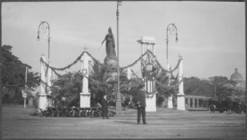 [Statue of Queen Victoria decorated during visit to Sydney of H.R.H. the Prince of Wales, June - July 1920] [picture]