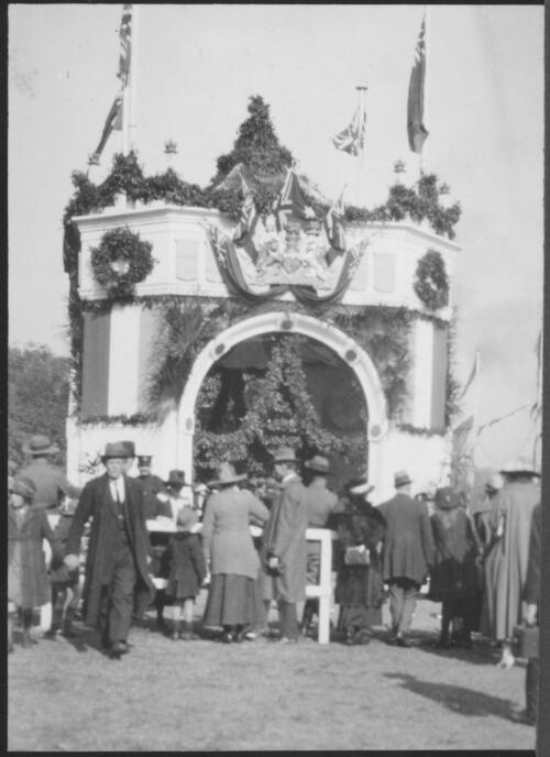 [Decorated arch during the visit to Sydney of H.R.H. the Prince of Wales, June - July 1920] [picture]