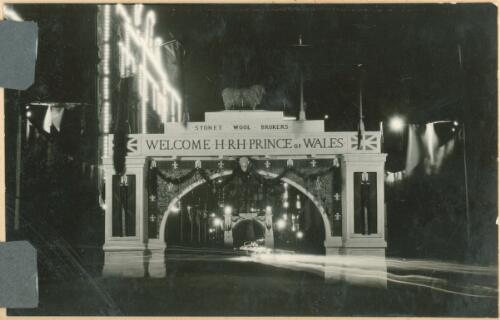['Sydney Wool Brokers, welcome H.R.H. Prince of Wales' inscribed on an arch in Sydney during visit of H.R.H. the Prince of Wales, June - July 1920] [picture]