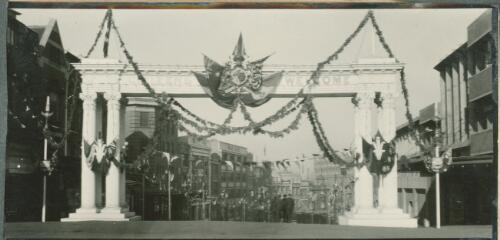['Citizens welcome' inscribed across an arch in Sydney, during the visit to Sydney of H.R.H. the Prince of Wales, June - July 1920] [picture]