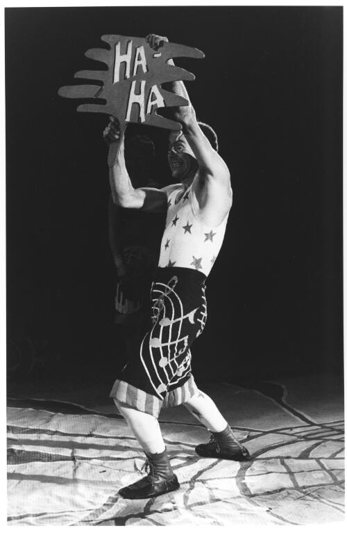 Tim Coldwell, Circus Oz, Sydney, August 1982 [picture] / Regis Lansac