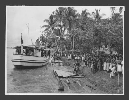 [The Administration trawler 'Thetis' pulling into Kanganaman Village on the Sepik River, New Guinea, to disembark members of the 1956 United Nations Mission who held talks with local natives] [picture] / Australian News and Information Bureau photograph by W. Brindle