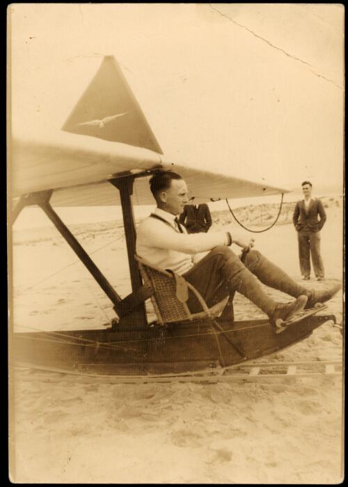 [Thomas Leech on glider, North Cronulla sand dunes, Easter 1932] [picture]
