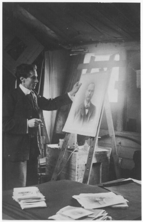 Cazneaux at Freeman's Studios, Sydney, 1904 [picture] / Harold Cazneaux