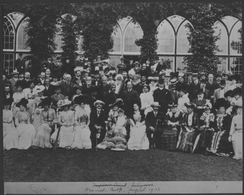 [Edmund Barton with a group of people outside Warwick Castle, August 1902] [picture] / Australian News and Information Bureau