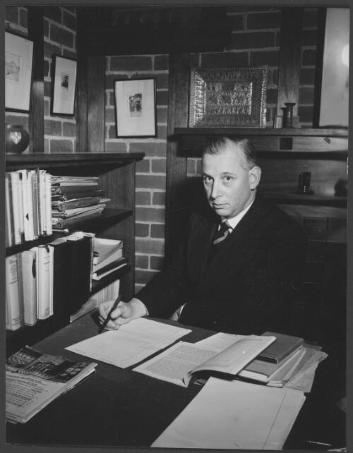 [Portrait of Professor Maurice Belz] [picture] / [Australian Information Service]