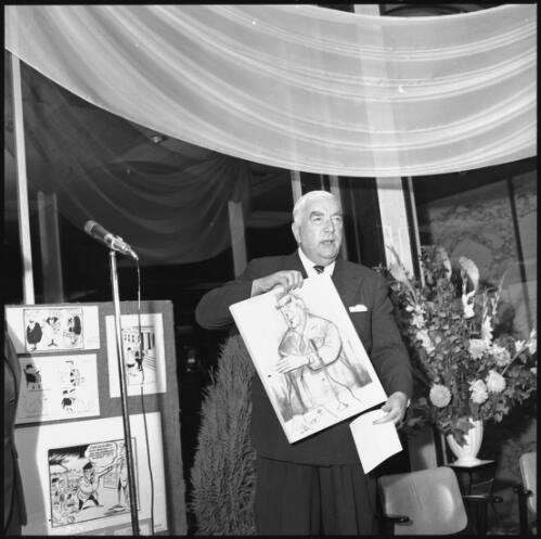[Sir Robert Menzies holding a caricature of himself] [picture] / [Australian Information Service]