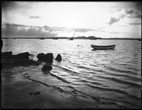 Boats on water [picture] / [Frank Hurley]