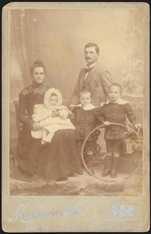 [Portrait of Steele Rudd (Arthur Hoey Davis), his wife Violet Christina Davis and their children] [picture] / Mathewson & Co