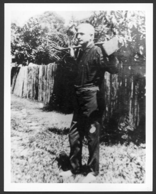 [Steele Rudd in the back garden of 'Glengower, Wagner Road, Clayfield, Brisbane, 1922] [picture] / [Eric Davis]