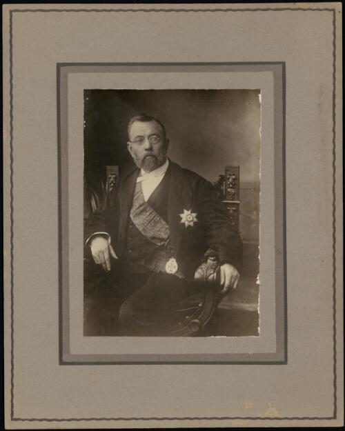 Portrait of Baron Ferdinand Jakob Heinrich von Mueller, ca. 1879 [picture] / J.F. Armstrong