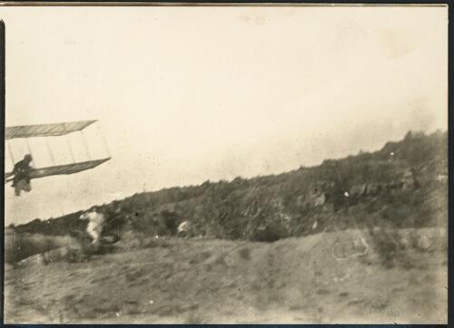 [George Taylor flying at Narabeen, N.S.W., 1909, 2] [picture]