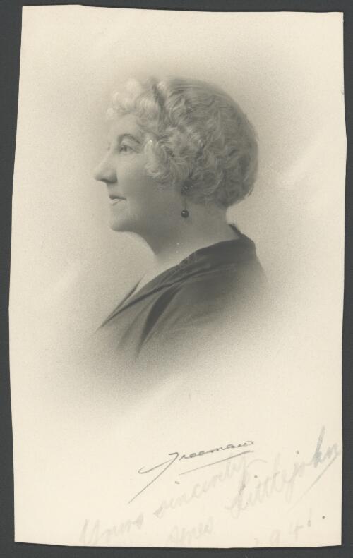 Portrait of Agnes Littlejohn, 1941 [picture] / Freeman