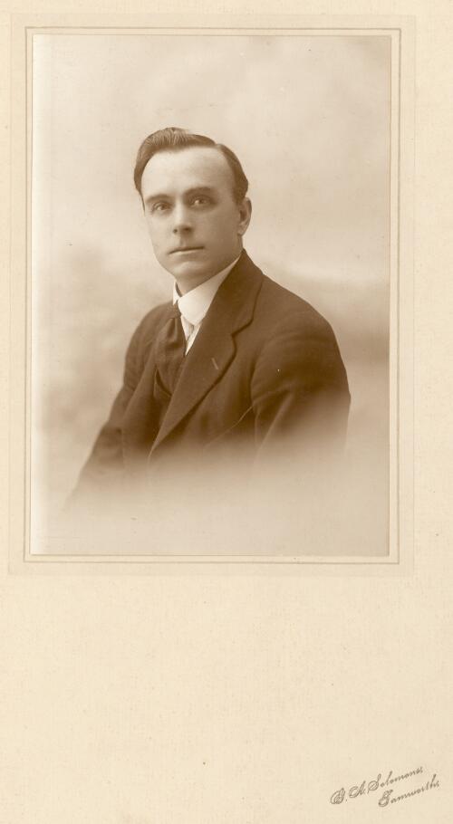 Portrait of V.C. Thompson, New England, 1922 [picture] / G.A. Solomons