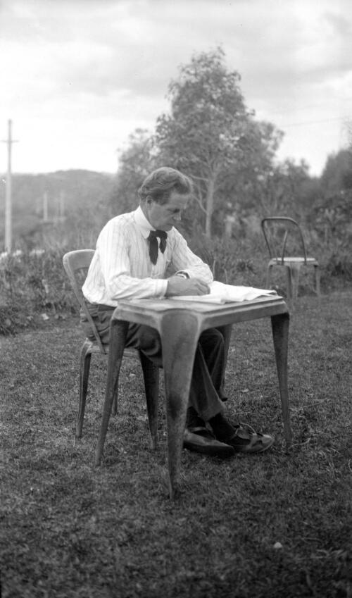 [Portrait of Walter Burley Griffin seated at a desk in a garden, Castlecrag, Sydney, 27 July 1930] [picture] / Jorma Pohjanpalo